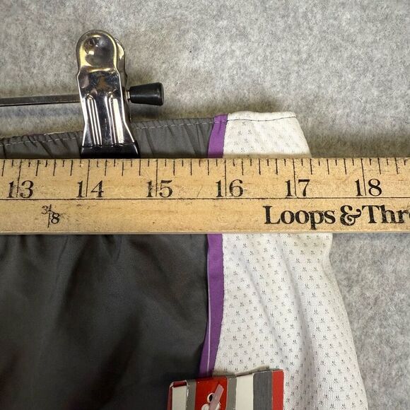 Brand New New Balance Women's Size Large Athletic Shorts Grey White Running - Picture 2 of 7